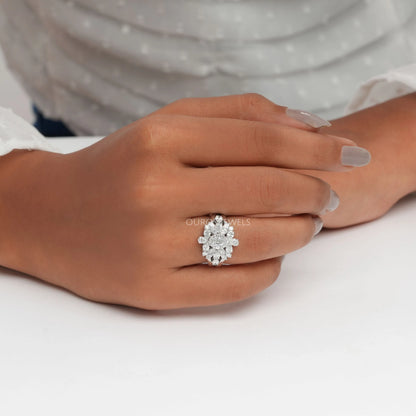 Cluster-Verlobungsring mit Diamanten im Rundschliff und Halo