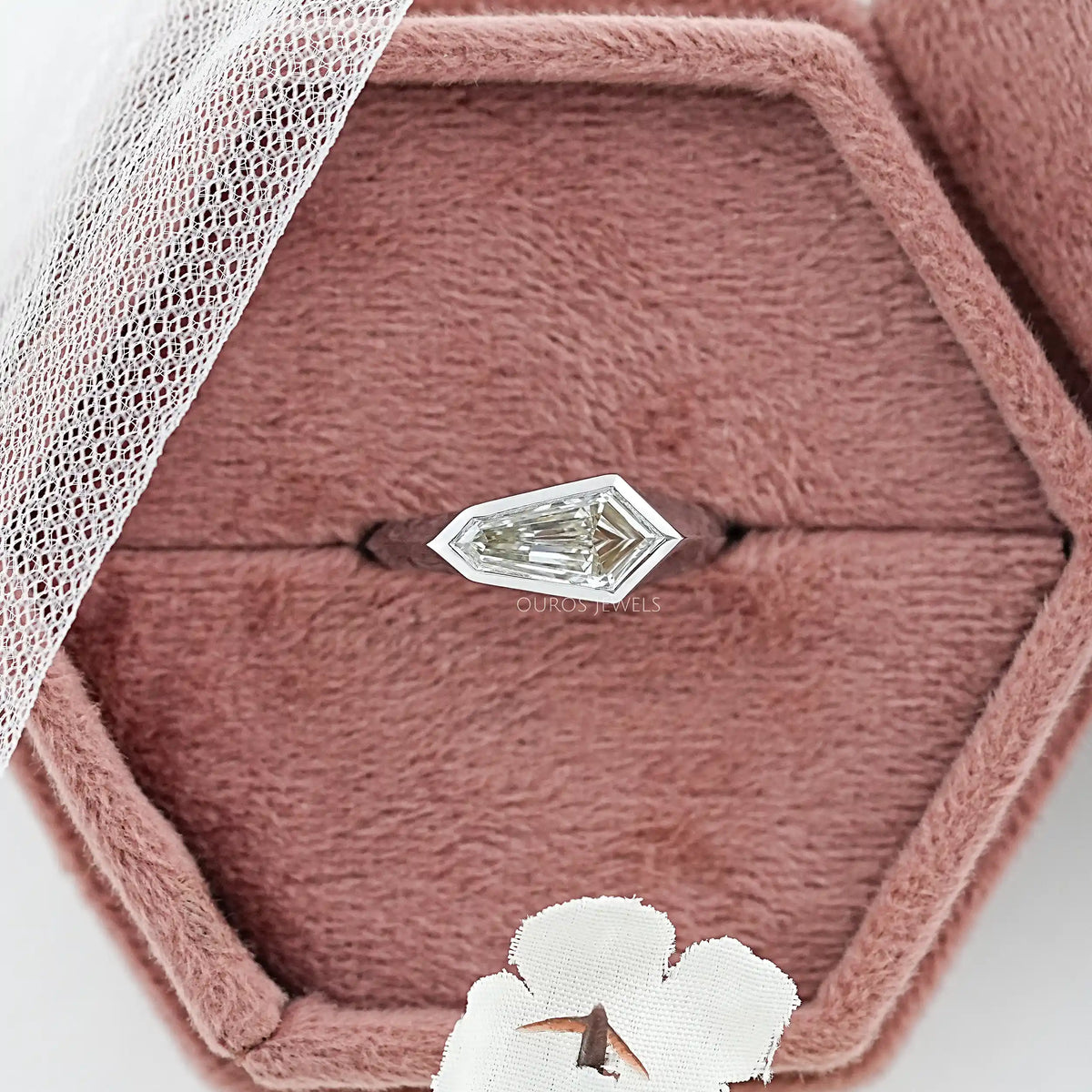 Antiker Ring mit ovalem Diamanten, rosafarbenem Halo und Blumenmuster