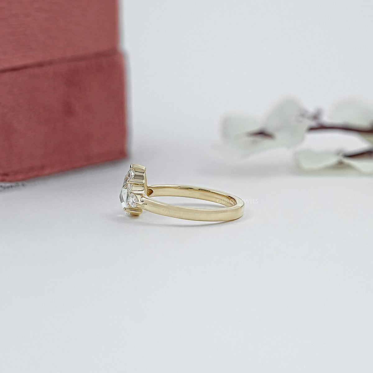 Antiker Ring mit ovalem Diamanten, rosafarbenem Halo und Blumenmuster