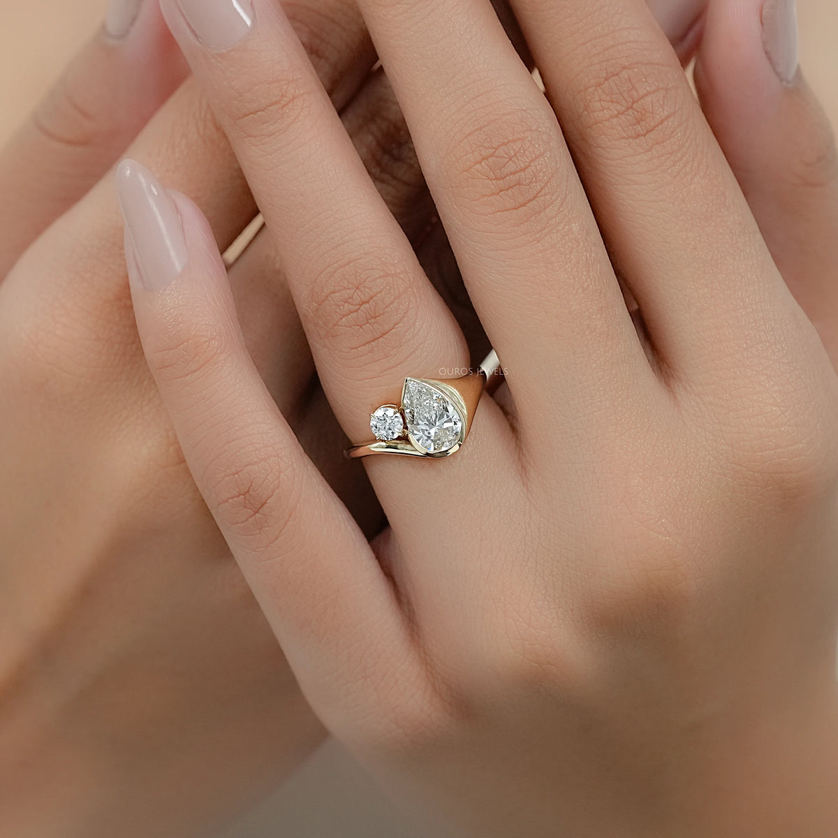 Verlobungsring mit Diamanten im Rosenschliff (rund und birnenförmig)
