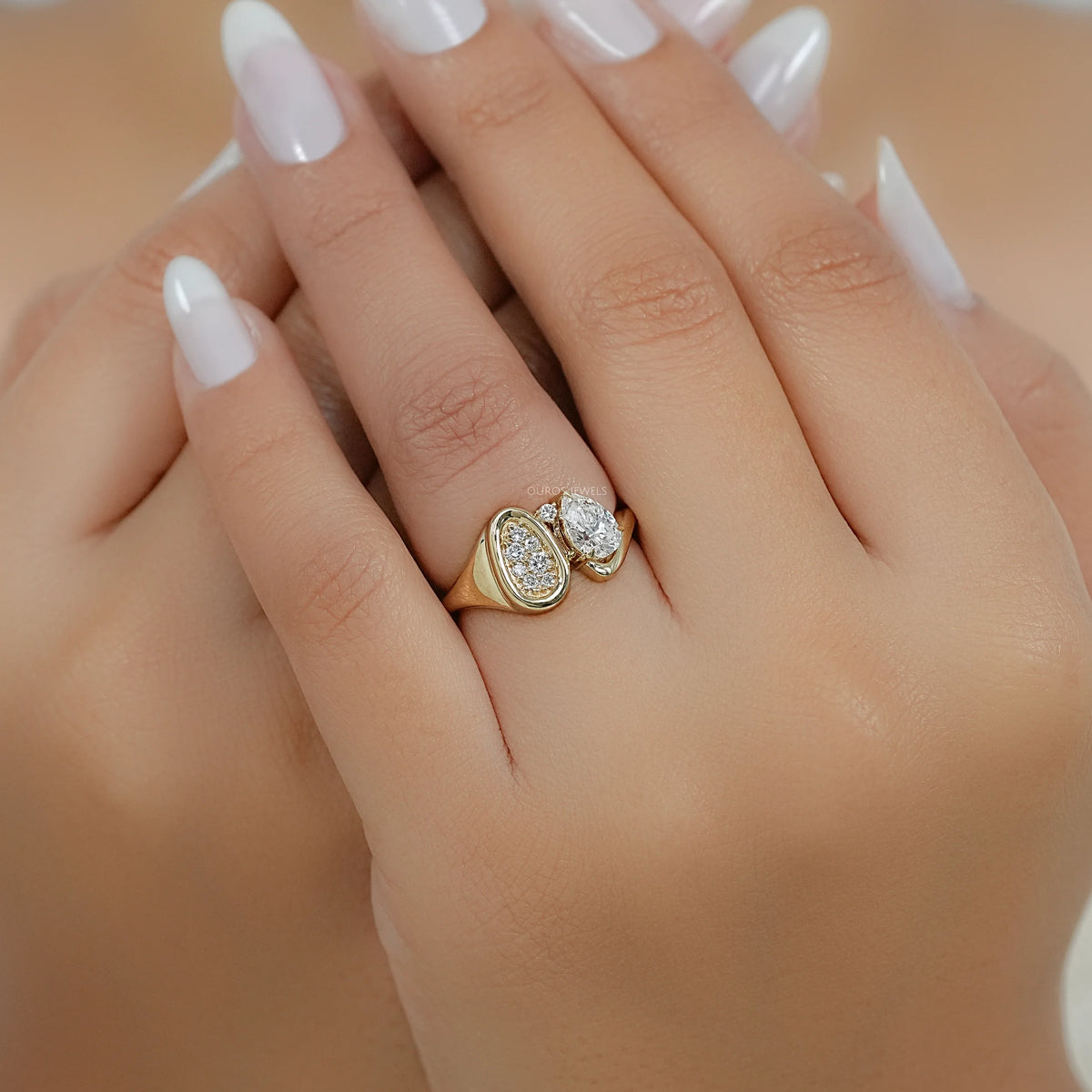 Verlobungsring mit Diamanten im Rosenschliff (rund und birnenförmig)