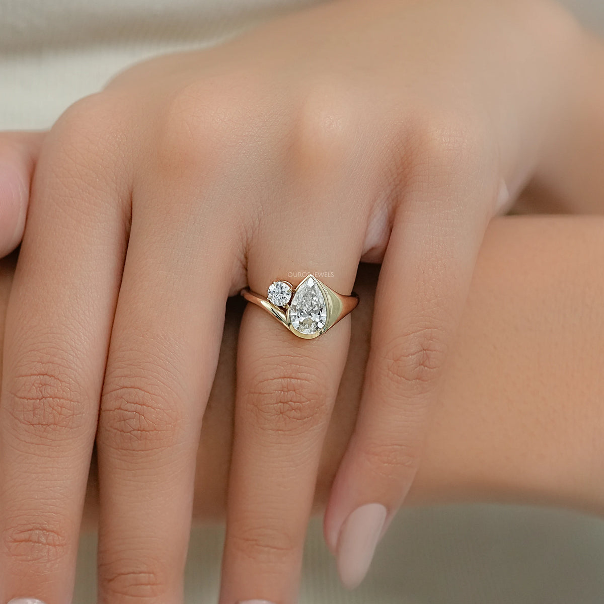 Verlobungsring mit Diamanten im Rosenschliff (rund und birnenförmig)