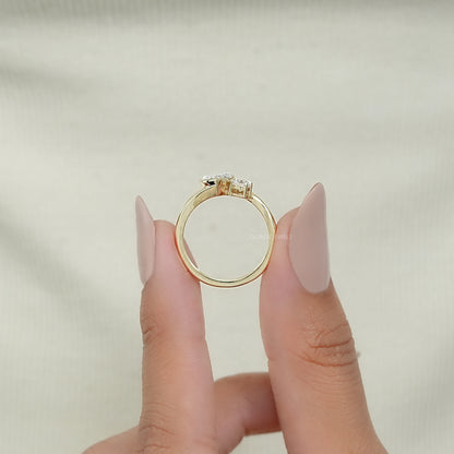 Verlobungsring mit Diamanten im Rosenschliff (rund und birnenförmig)