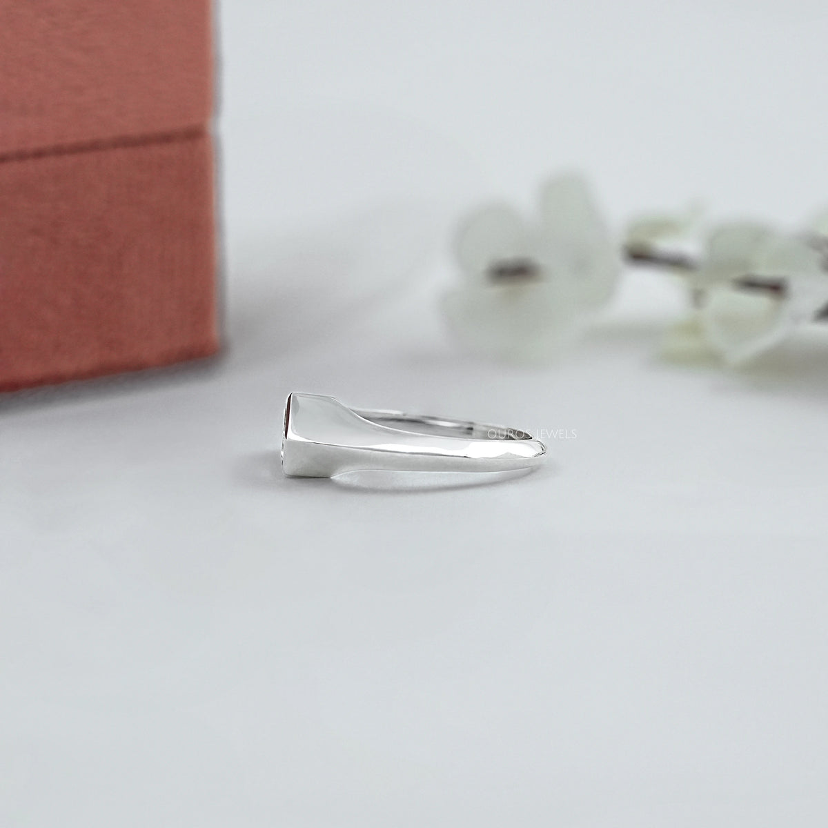 Antiker Ring mit ovalem Diamanten, rosafarbenem Halo und Blumenmuster