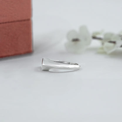 Antiker Ring mit ovalem Diamanten, rosafarbenem Halo und Blumenmuster