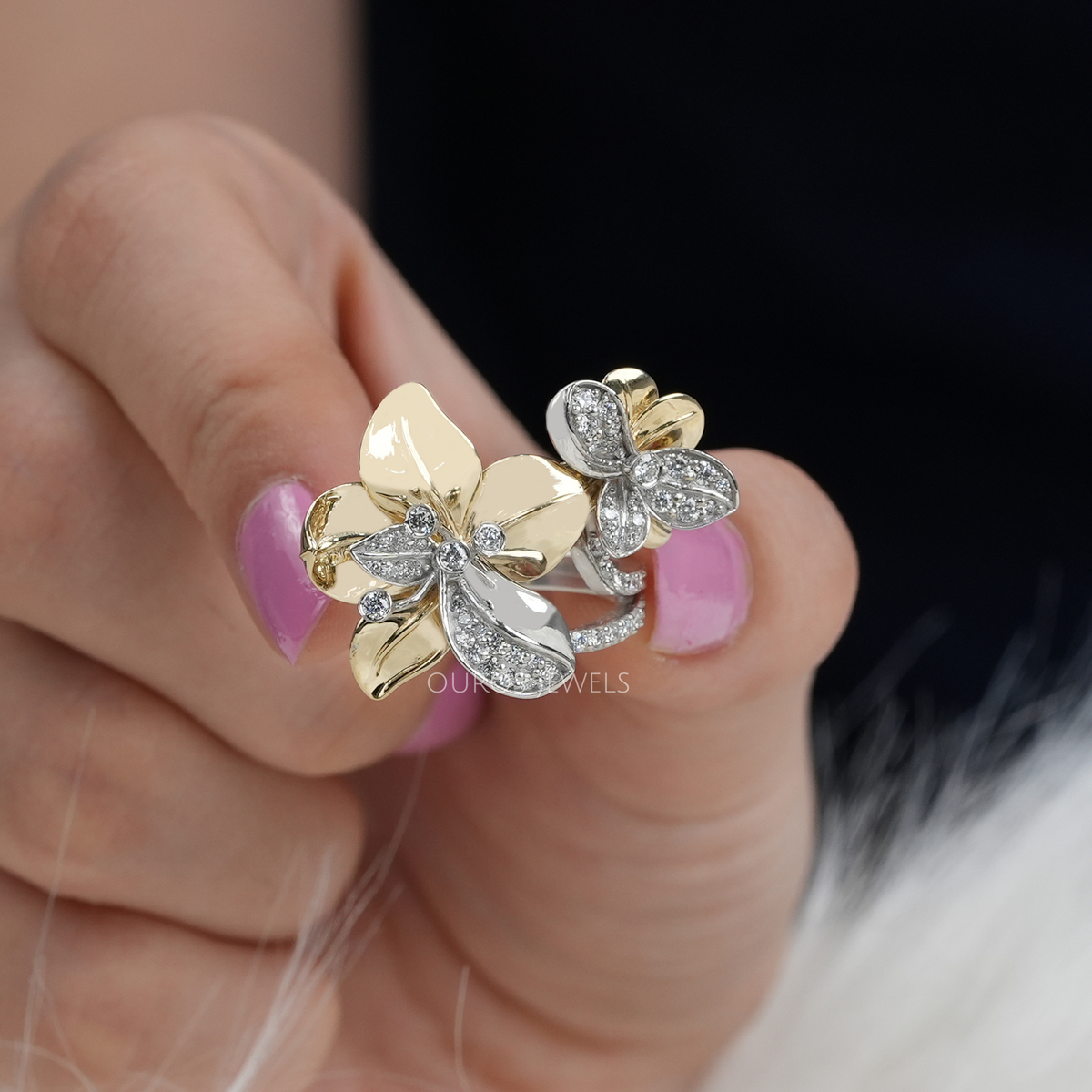 Vintage Floral Style Two Tone Round Diamond Wedding Ring