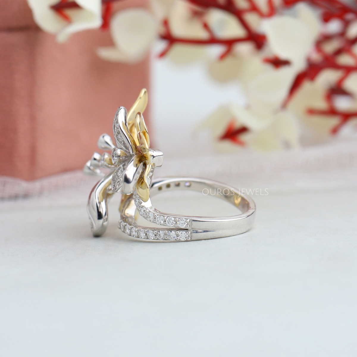 Vintage Floral Style Two Tone Round Diamond Wedding Ring